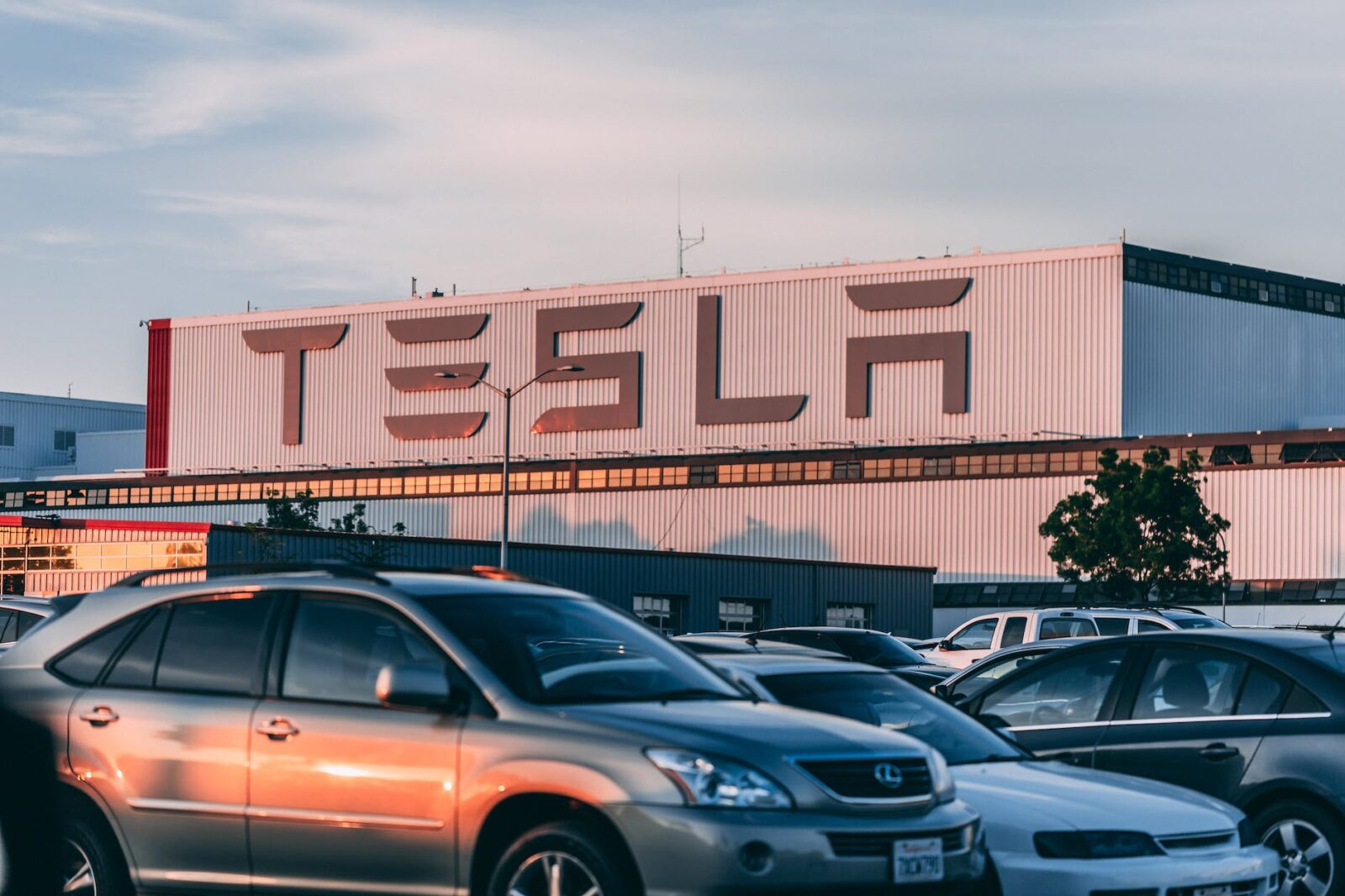 Tesla Dismisses Fuel Peaking Plants